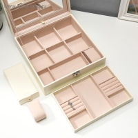 Шкатулка кожзам под часы 2 отделения и бижутерию "Ромбы белые" матовая 8,5х25х25 см Шкатулка кожзам под часы 2 отделения и бижутерию "Ромбы белые" матовая 8,5х25х25 см