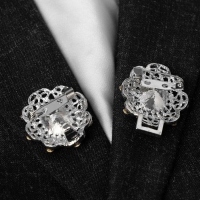 Зажим для кардигана &laquo;Акцент&raquo;, цвет белый в серебре