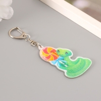 Брелок акрил "Змеёныш с леденцом" 6х4,1 см Брелок акрил "Змеёныш с леденцом" 6х4,1 см