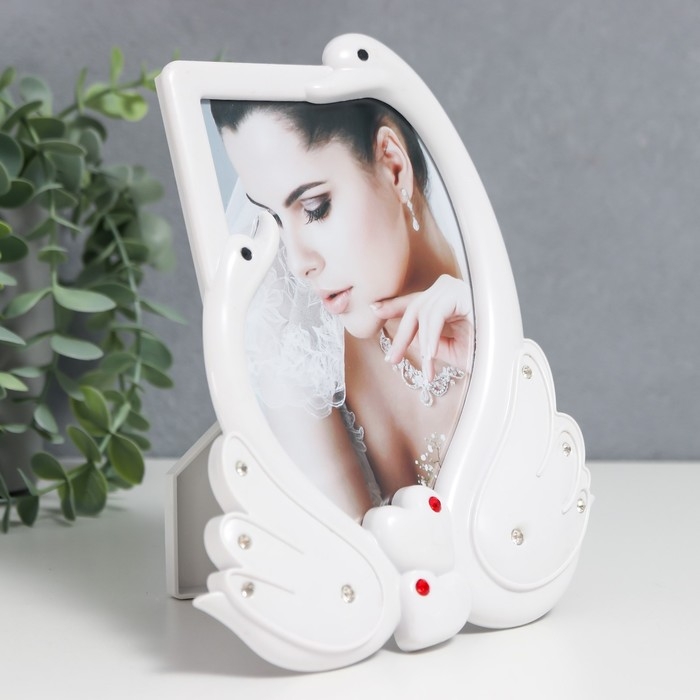 Фоторамка пластик 10х15 см "Два лебедя с сердечками" белая 14,5х18,5 см