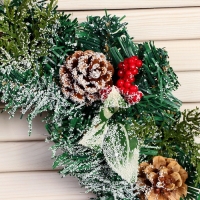 Венок новогодний d- 30 см "Уютная сказка" листья ягоды шишки