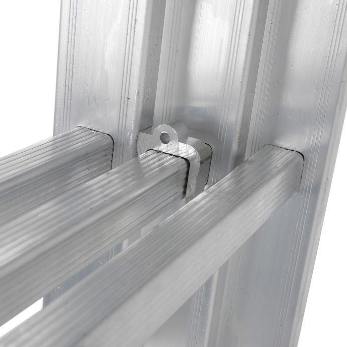 Лестница ТУНДРА, трехсекционная, алюминиевая, 8 ступеней Лестница ТУНДРА, трехсекционная, алюминиевая, 8 ступеней