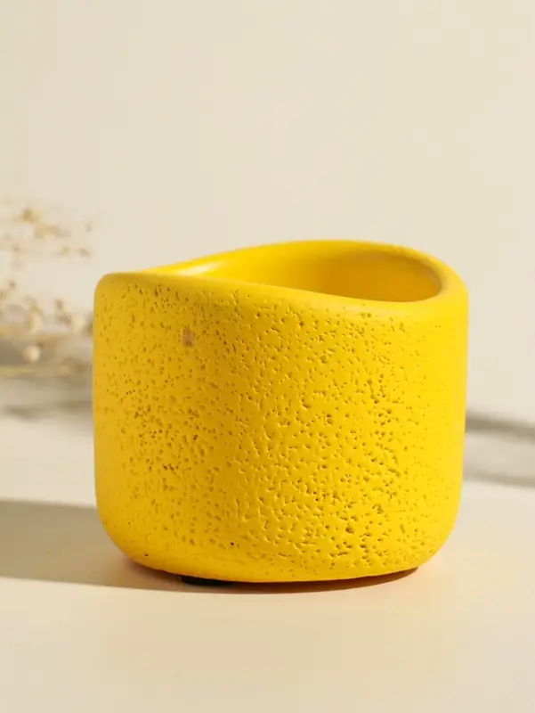 Свеча в вулканическом подсвечнике "Изгиб" жёлтая 8,3х8,5х7 см