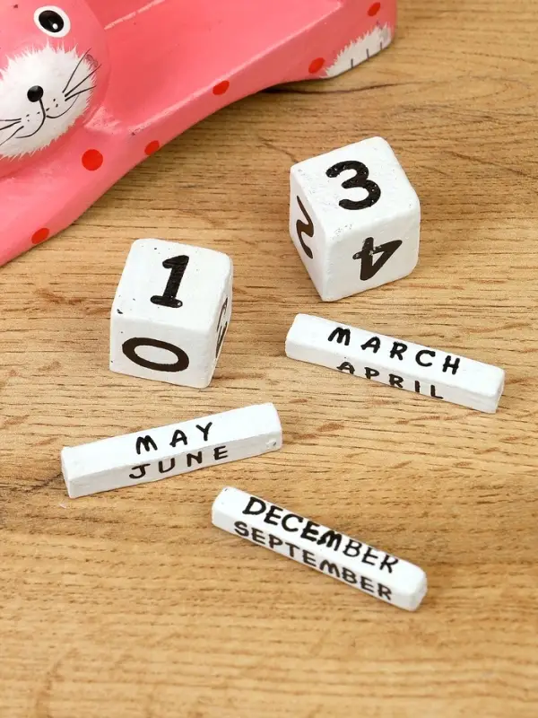 Календарь настольный "Кошка" дерево 13х4х10 см, цв. розовый