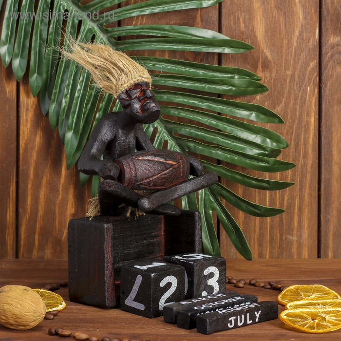 Сувенир дерево календарь "Абориген сидит с барабаном" 19х11х5,5 см