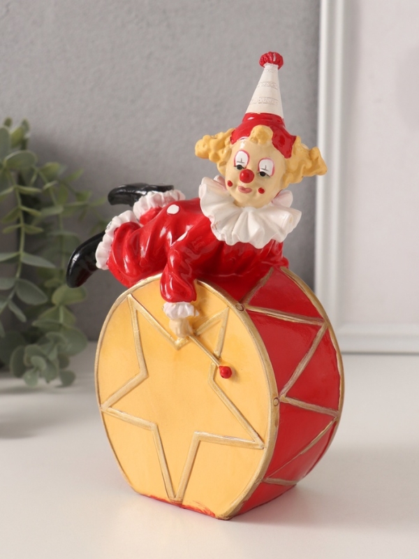 Копилка полистоун "Клоун лежит на барабане" красно-белый 13,5х7,5х20 см