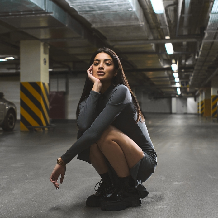 Платье женское с разрезом MIST р. 46, т.серый Платье женское с разрезом MIST р. 46, т.серый