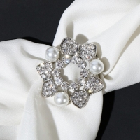 Зажим для платка &laquo;Бантики с бусинами&raquo;, цвет белый в серебре