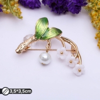 Брошь &laquo;Цветы&raquo; ландыши, цвет бело-зелёный в золоте