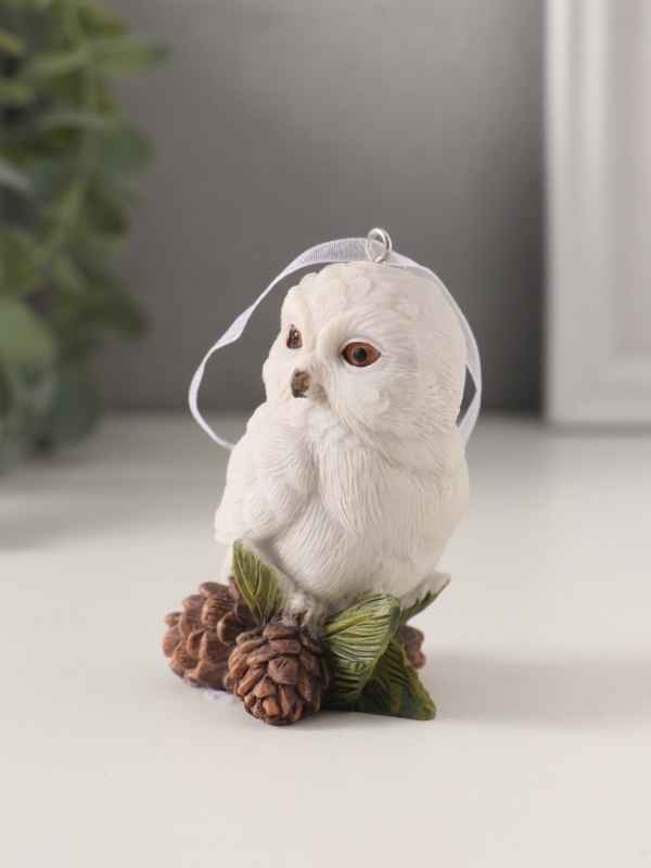 Сувенир полистоун подвеска "Белая сова с сосновыми шишками" 5,5х4х7,5 см