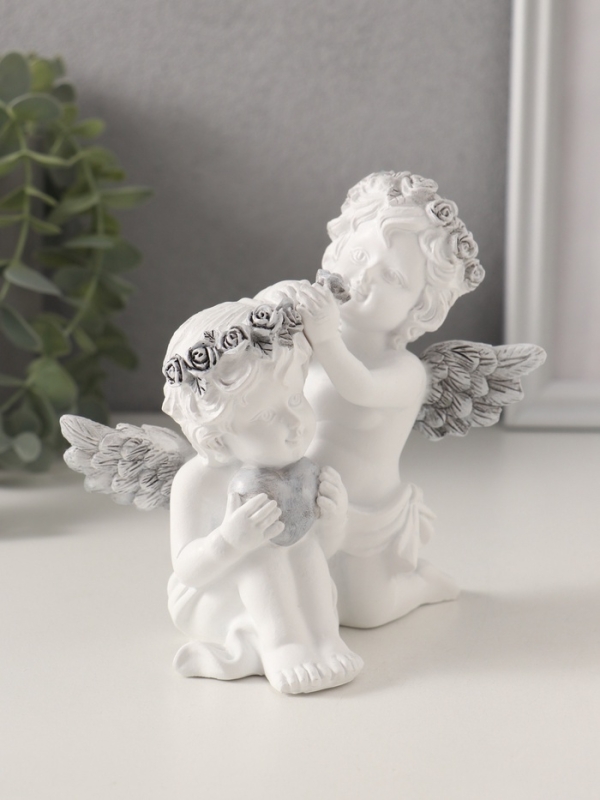 Сувенир полистоун "Ангелочки вплетают венок в волосы, с сердцем" бело-серый 11х8х12,5 см