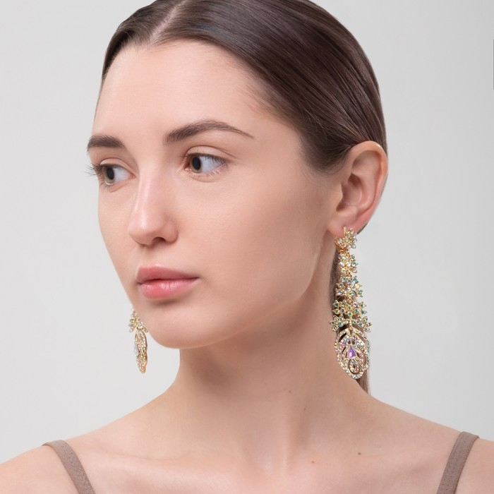 Серьги висячие со стразами &laquo;Вечерние&raquo; хвост, цвет радужный в золоте, 8 см