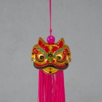 Подвеска текстиль, пластик "Китайский лев" ярко-розовая 2х4х14 см Подвеска текстиль, пластик "Китайский лев" ярко-розовая 2х4х14 см
