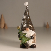 Сувенир полистоун свет "Дед Мороз в колпаке, с ёлкой" беж и шоколад 10,5х10,5х22 см Сувенир полистоун свет "Дед Мороз в колпаке, с ёлкой" беж и шоколад 10,5х10,5х22 см