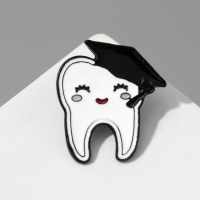 Значок &laquo;Зуб&raquo; в академической шапочке, цвет чёрно-белый в чёрном металле