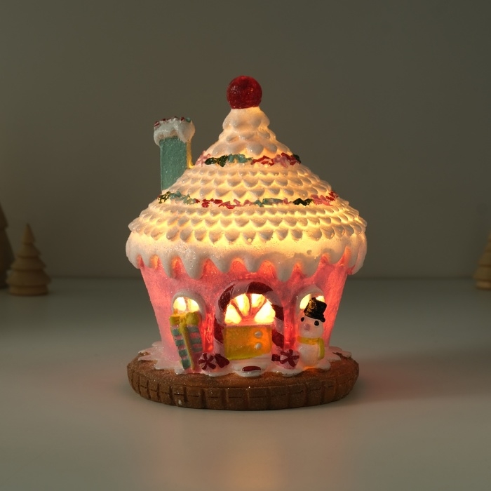 Сувенир полистоун свет "Пряничный домик розовый в глазури со снеговиком" 11,5х11,5х15 см