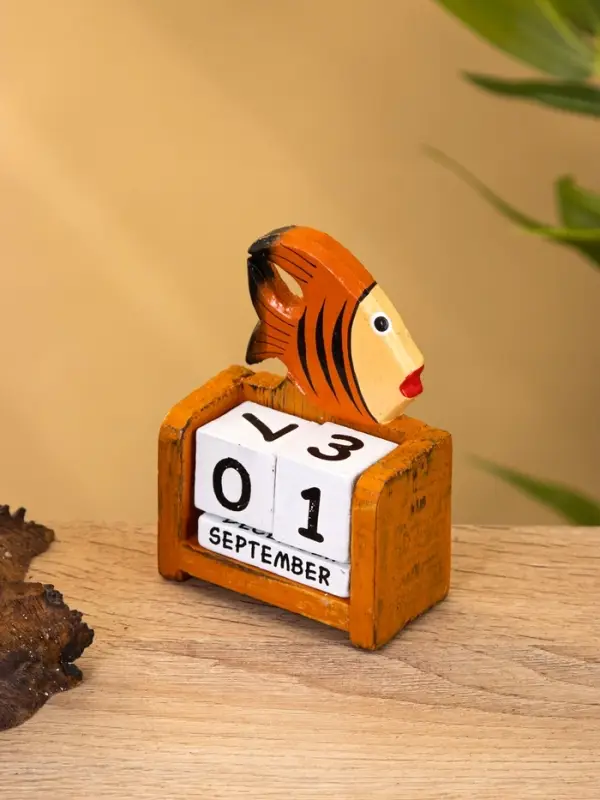 Календарь настольный "Рыбка" дерево 7х4х9 см, цв. оранжевый