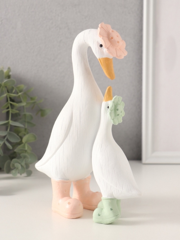 Сувенир полистоун "Утка с малышом в резиновых сапогах" 16х6,5х21 см