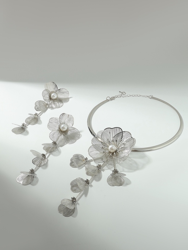 Набор 2 предмета: серьги, колье &laquo;Цветок&raquo; бусина и стразик, белый в серебре, d=14 см