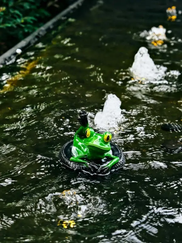 Садовая фигура 14 х 13 х 9,5 см "Лягушка на шине" Водоплавающая