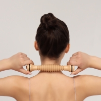 Массажёр &laquo;Скалка&raquo;, универсальный, d 4 &times; 22 см, с резьбой, деревянный