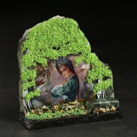 Сувенир-скол "Царица", змеевик, каменная крошка