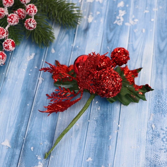 Декор "Зимние грезы" красные шары листья веточки, 16 см