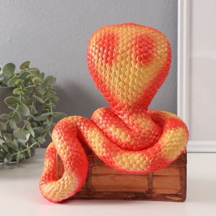 Фигурка "КОБРА НА СУНДУКЕ"  20  х 17  х 12 см.