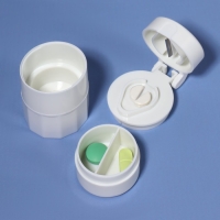 Таблетница с таблеторезкой, размельчителем и мензуркой, d = 4 &times; 6,5 см, цвет белый