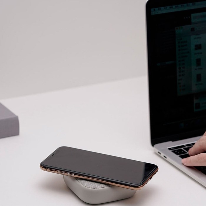 Внешний аккумулятор Solove W5, 10000мАч, 2.4А, 2 USB, беспроводная зарядка, белый Внешний аккумулятор Solove W5, 10000мАч, 2.4А, 2 USB, беспроводная зарядка, белый