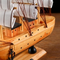 Корабль сувенирный средний «Глиндер», борт светлое дерево, паруса белые, 30х7х30 см Корабль сувенирный средний «Глиндер», борт светлое дерево, паруса белые, 30х7х30 см