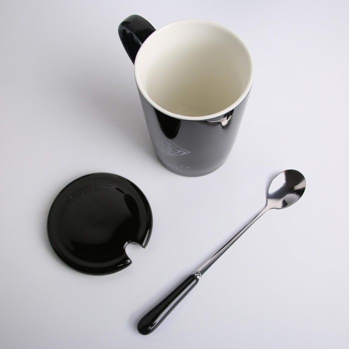 Кружка керамическая с ложкой и крышкой «Покоритель вершин», 400 мл, цвет чёрный Кружка керамическая с ложкой и крышкой «Покоритель вершин», 400 мл, цвет чёрный