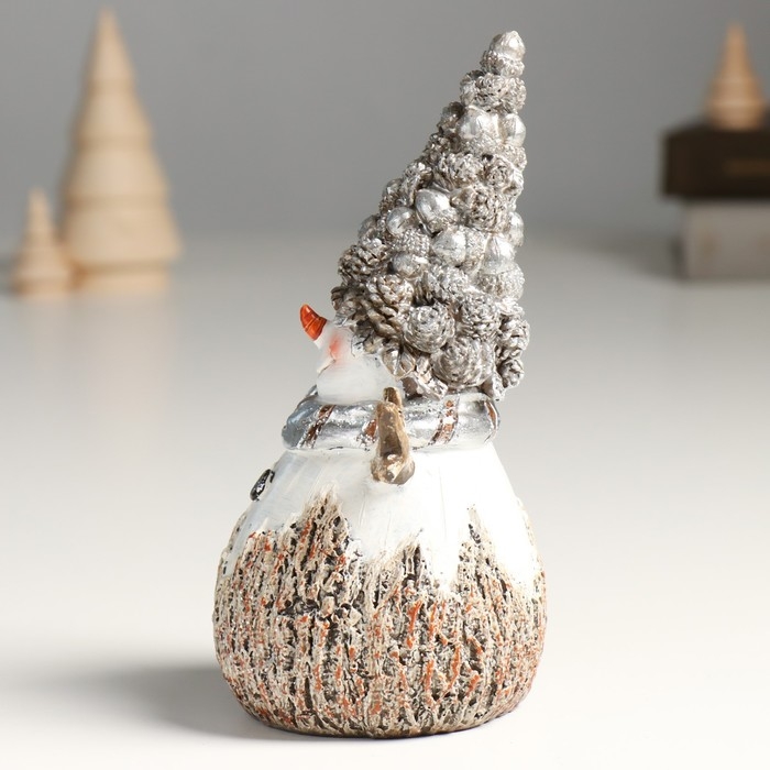 Сувенир полистоун "Снеговик в колпаке из шишек и жёлудей" 10х8х17 см