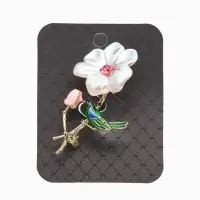 Брошь "Цветок" с птичкой, цветная в золоте