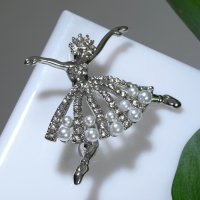 Брошь &laquo;Балерина&raquo; с бусинками, цвет белый в серебре