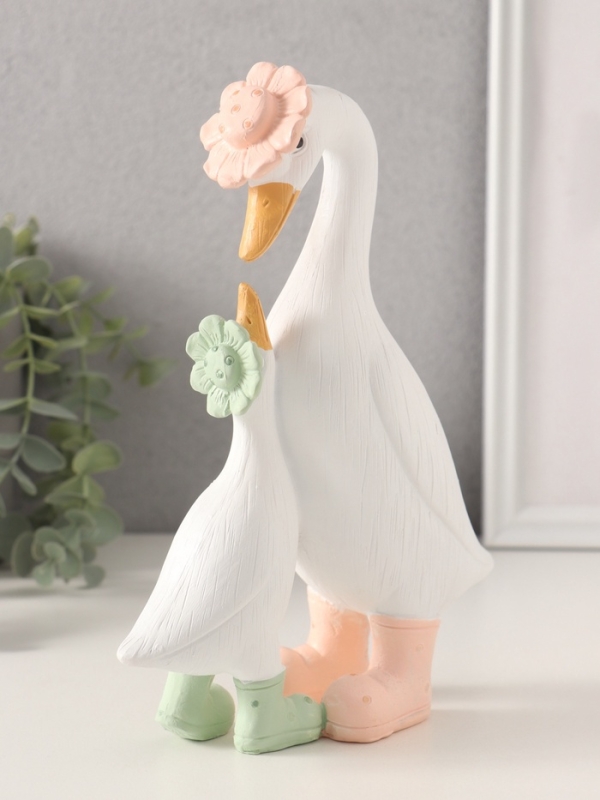 Сувенир полистоун "Утка с малышом в резиновых сапогах" 16х6,5х21 см