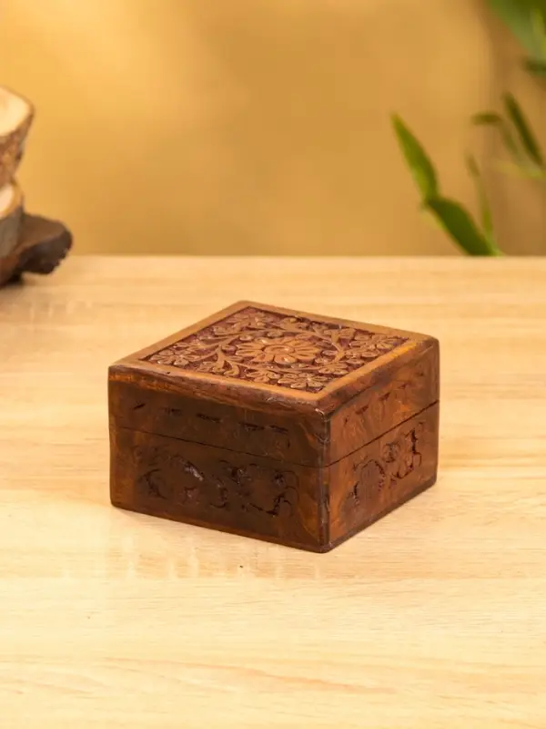 Шкатулка резная 10х10х6 см, дерево шишам
