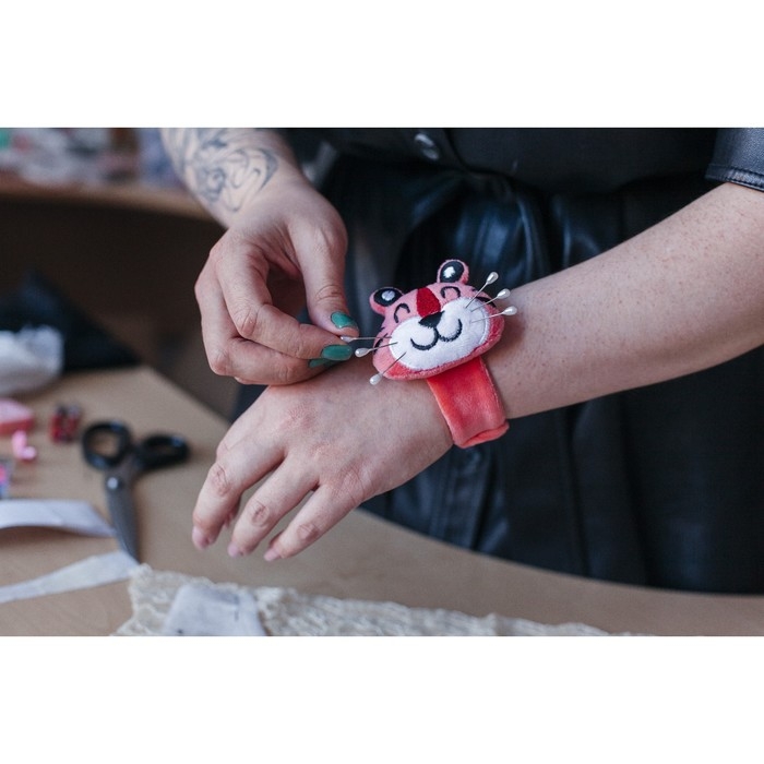 Игольница на браслете &laquo;Тигр&raquo;, 23 &times; 6,5 см, цвет розовый