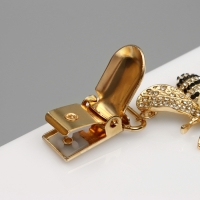 Зажим для кардигана &laquo;Шмель&raquo;, цвет чёрно-белый в золоте