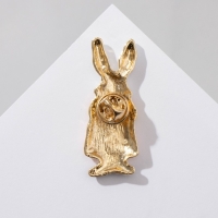 Значок &laquo;Крольчиха&raquo; с букетом, цветной в золоте