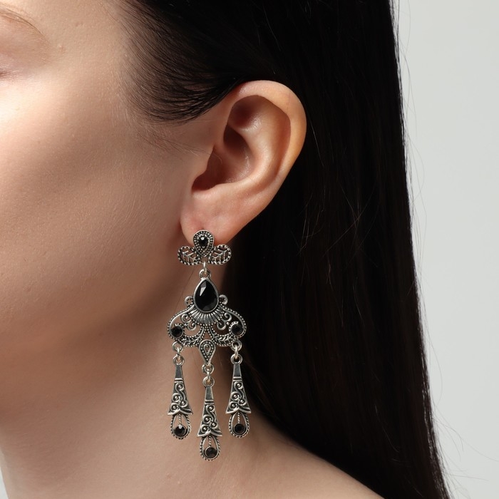 Серьги висячие со стразами &laquo;Винтаж&raquo; в узорах, цвет чёрный в чернёном серебре, 7,5 см