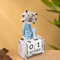 Календарь настольный "Полосатый кот" дерево 7х4х14 см, цв.  серо-голубой