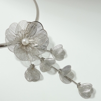 Набор 2 предмета: серьги, колье &laquo;Цветок&raquo; бусина и стразик, белый в серебре, d=14 см