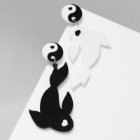 Серьги акрил &laquo;Инь-ян&raquo; рыбки, цвет чёрно-белый в серебре