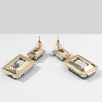 Серьги со стразами «Клео» классика, цвет изумрудный в золоте Серьги со стразами «Клео» классика, цвет изумрудный в золоте