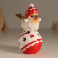 Сувенир полистоун свет "Птичка в шапке с помпонами на ёлочном шарике" 7,5х9,5х15 см Сувенир полистоун свет "Птичка в шапке с помпонами на ёлочном шарике" 7,5х9,5х15 см