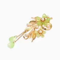 Брошь с жемчугом "Цветы", цвет светло-зеленый в золоте
