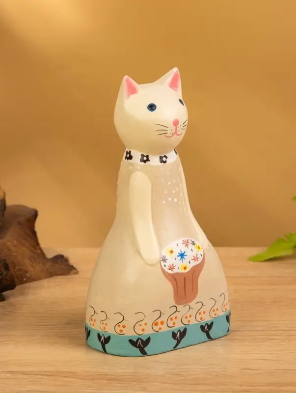 Сувенир дерево "Белая кошка в бежевом платье" 9х5х15,5 см