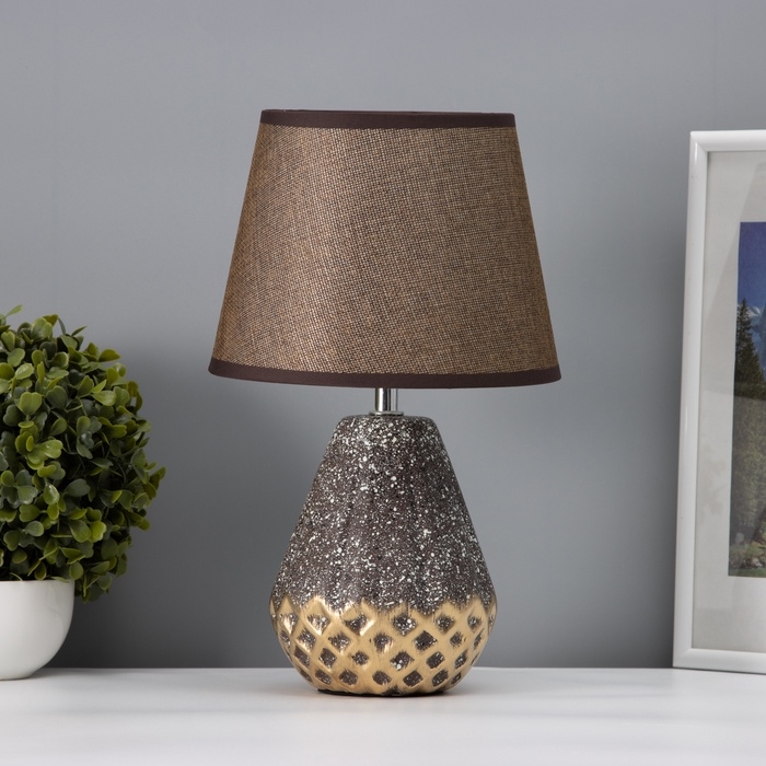 Настольная лампа с абажуром RISALUX «Виктория», 1×Е14, 40 Вт, кофейный/золото, 20×20×32 см Настольная лампа с абажуром RISALUX «Виктория», 1×Е14, 40 Вт, кофейный/золото, 20×20×32 см