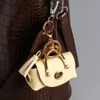 Брелок кожзам с карабином, с кистью "Саквояж" сливочный 7,5х4х7 см